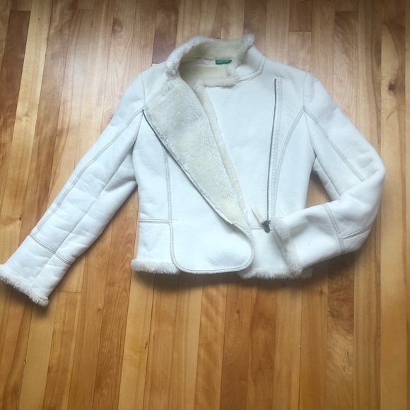 Perfect for jeans or other pans. Chic Jacket, Faux Fur, White, Size 0-2. - Picture 1 of 8